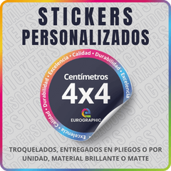 Sticker de 4x4 cm con bordes multicolores, destacando "Excelencia, Calidad, Durabilidad". Texto: "Troquelados, entregados en pliegos o por unidad, material brillante o matte".