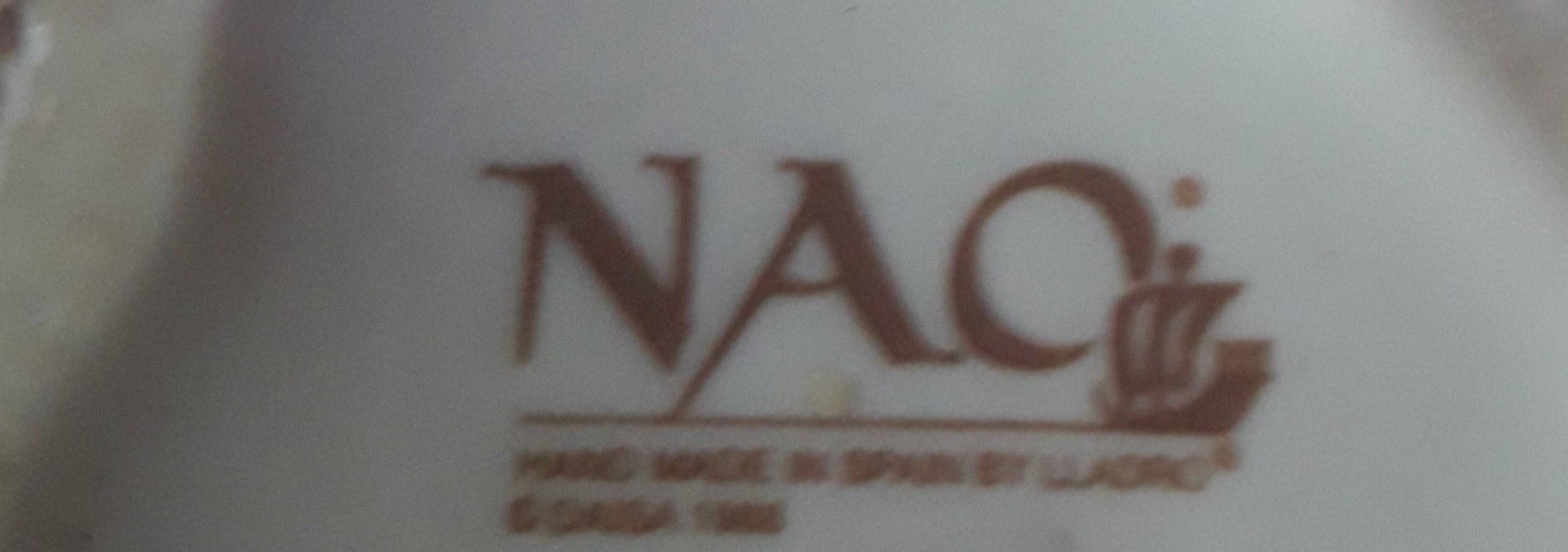 Logotipo de Nao by Lladró grabado en la base de la figura de porcelana, indicando autenticidad y origen español.