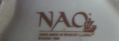 Logotipo de Nao by Lladró grabado en la base de la figura de porcelana, indicando autenticidad y origen español.