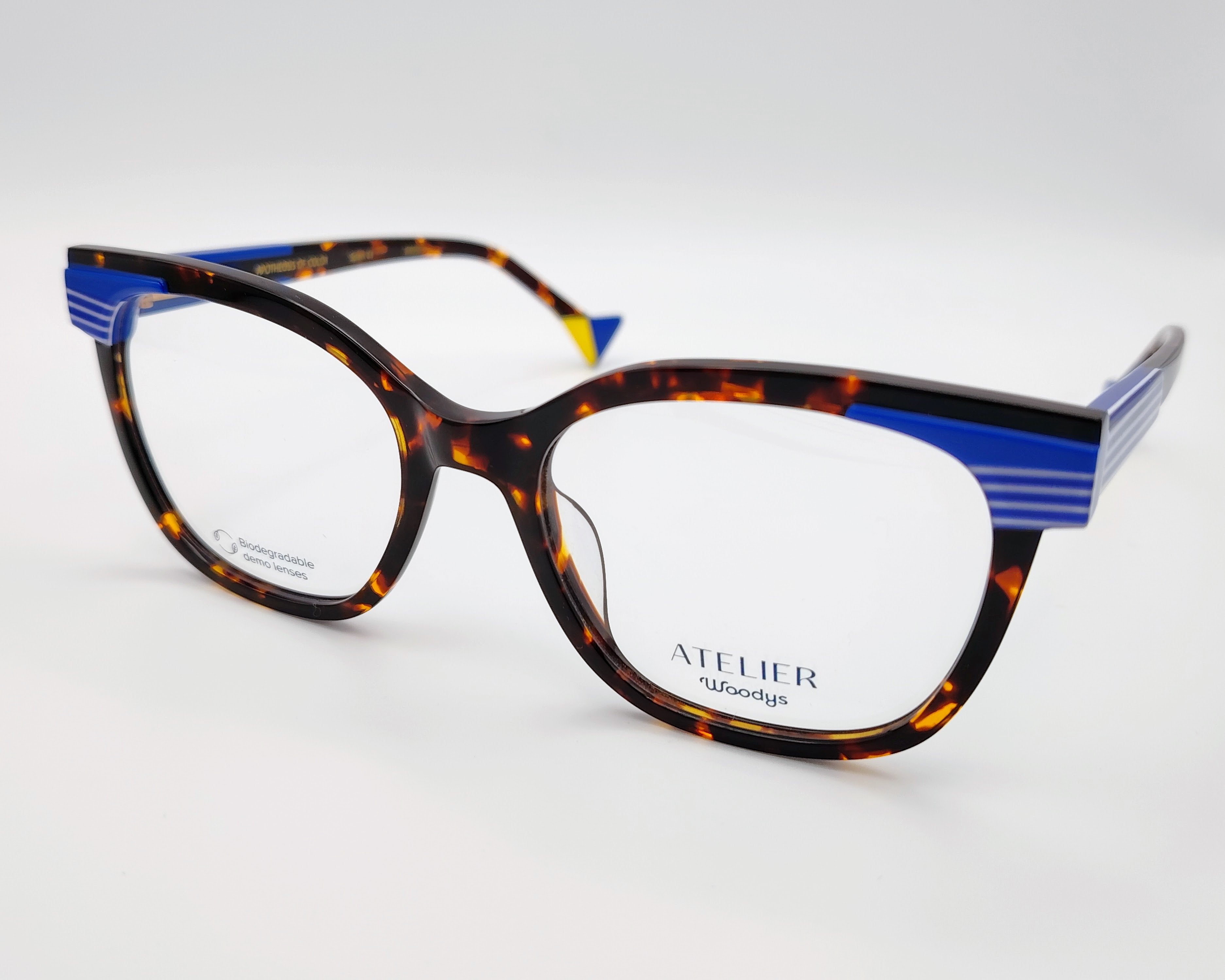 gafas graduadas woodys atelier studio 02 de acetato habana con forma de ojo de gato y detalles arquitectónicos en azul en las esquinas superiores