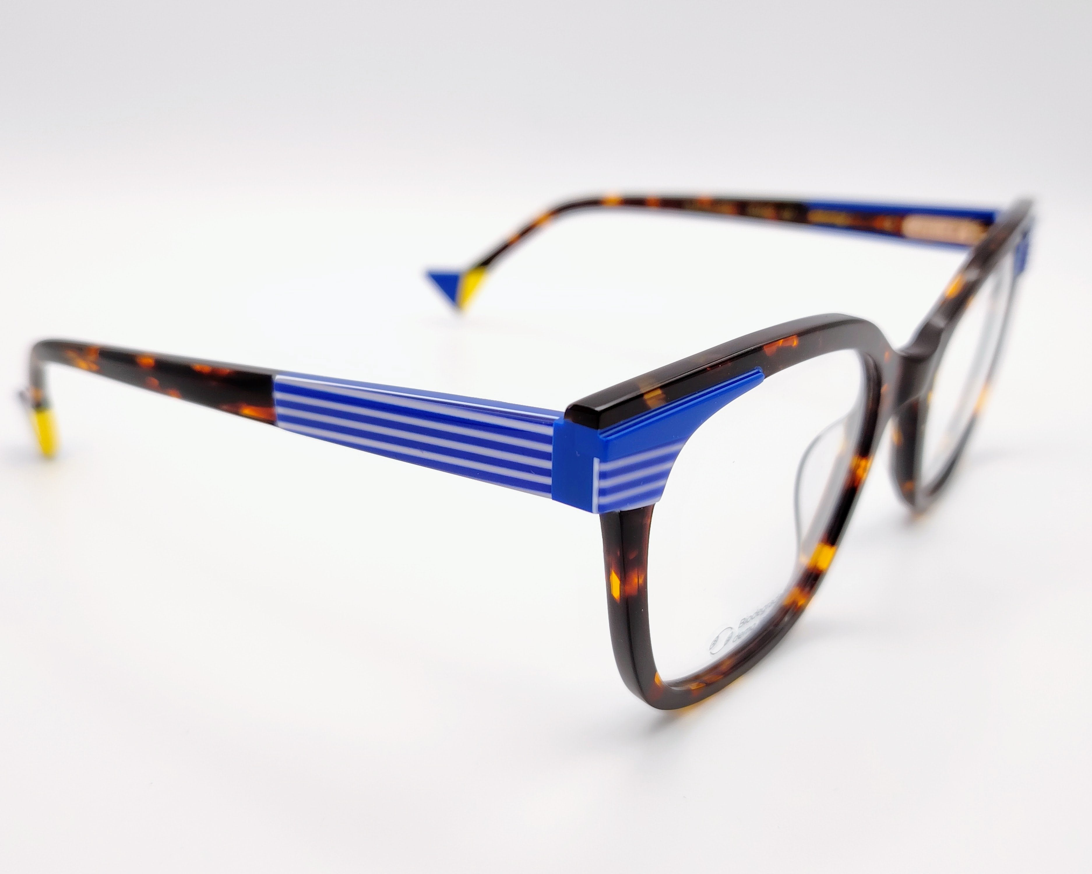 gafas graduadas woodys atelier studio 02 de acetato habana con forma de ojo de gato y detalles arquitectónicos en azul en las esquinas superiores 
