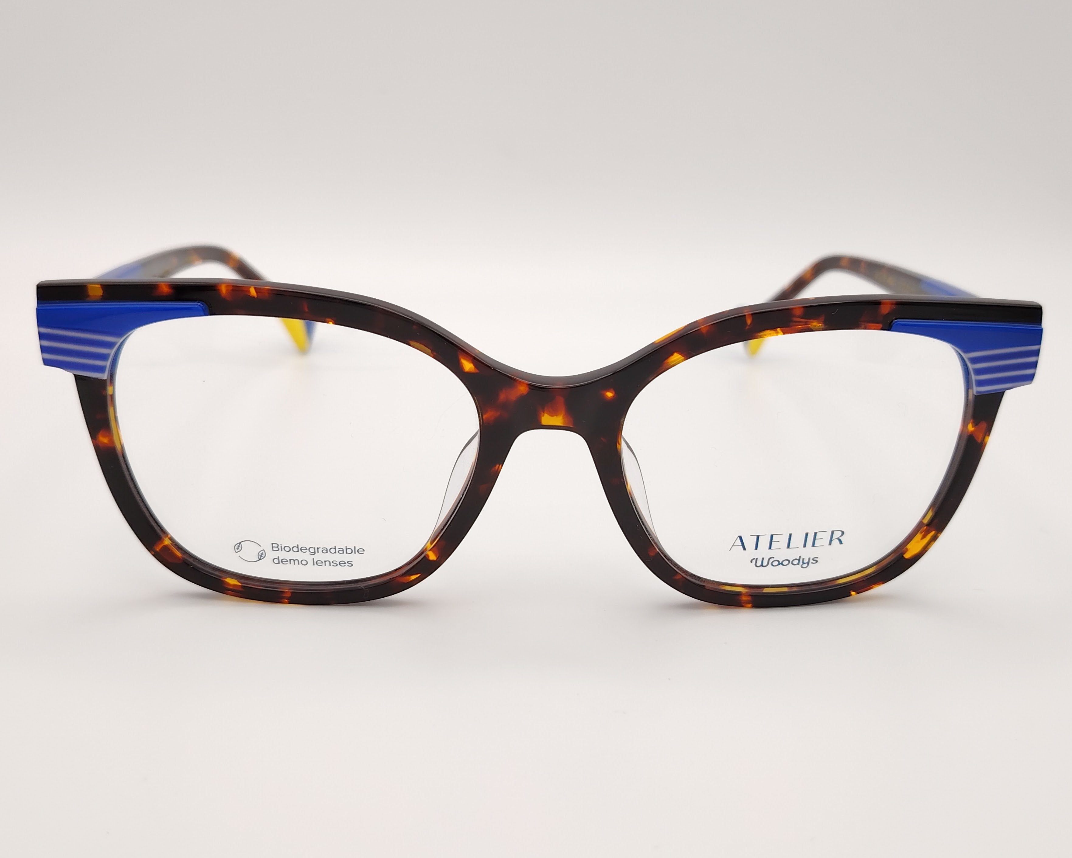 gafas graduadas woodys atelier studio 02 de acetato habana con forma de ojo de gato y detalles arquitectónicos en azul en las esquinas superiores